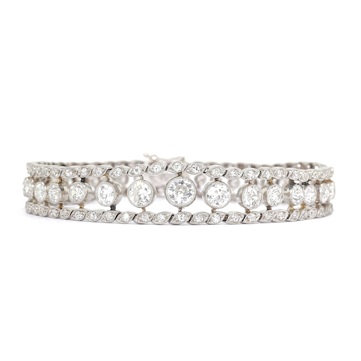 Belle Epoque Armband, Tennisarmband aus Platin mit insgesamt ca. 6,1 ct Diamanten, liegend frontal