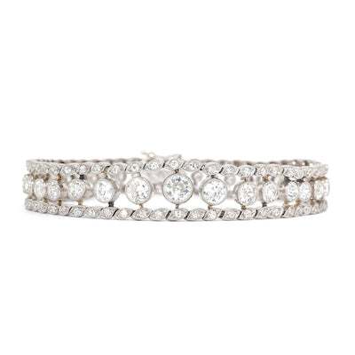 Belle Epoque Armband, Tennisarmband aus Platin mit insgesamt ca. 6,1 ct Diamanten, liegend frontal