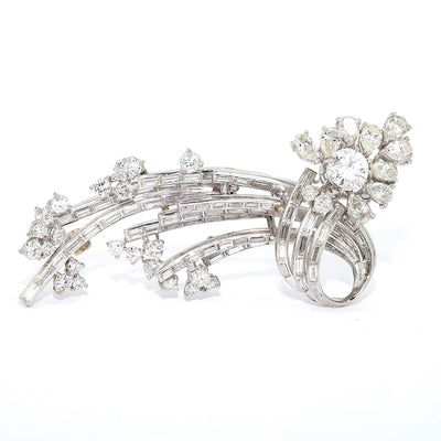 Hochkarätige Vintage Brosche aus Paltin gearbeitet und mit insgesamt ca. 5,8 ct Brillanten und Diamanten besetzt, stehend frontal