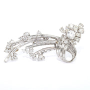 Hochkarätige Vintage Brosche aus Paltin gearbeitet und mit insgesamt ca. 5,8 ct Brillanten und Diamanten besetzt, stehend frontal