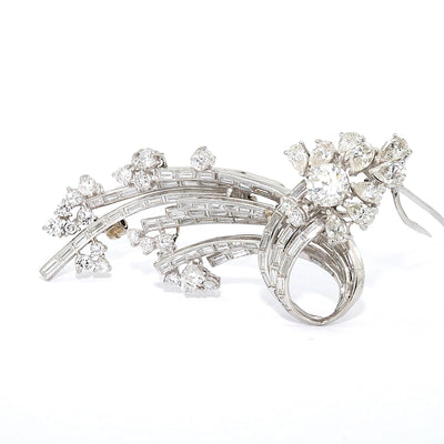 Hochkarätige Vintage Brosche aus Paltin gearbeitet und mit insgesamt ca. 5,8 ct Brillanten und Diamanten besetzt, stehend inks gedreht