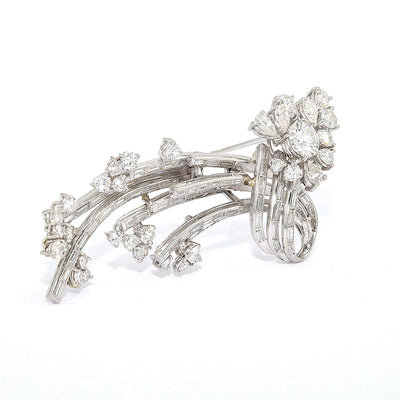 Hochkarätige Vintage Brosche aus Paltin gearbeitet und mit insgesamt ca. 5,8 ct Brillanten und Diamanten besetzt, stehend rechts gedreht