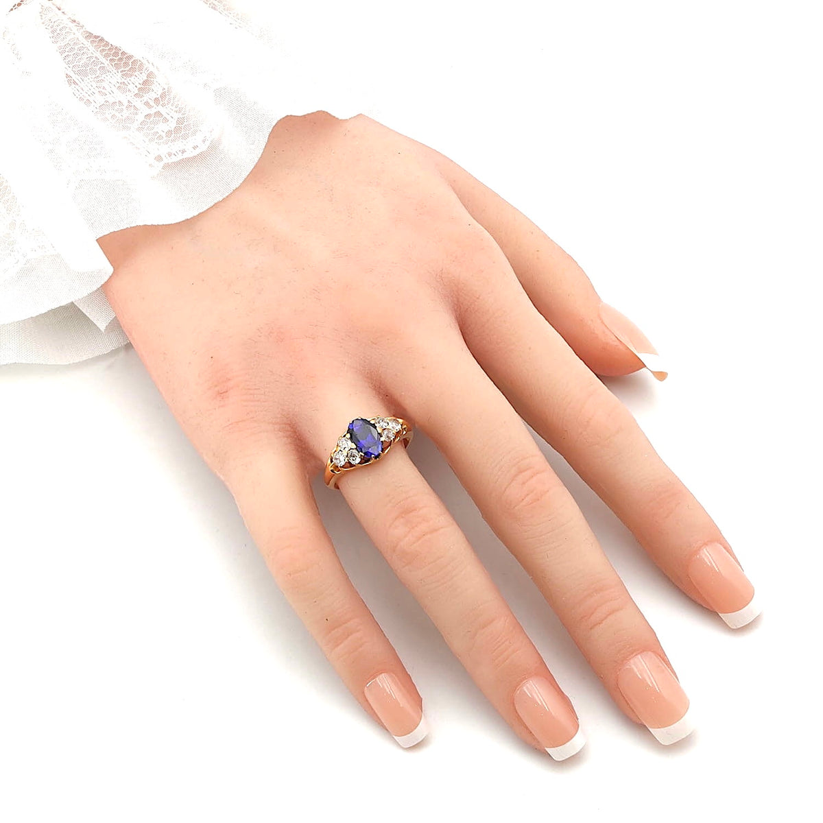 Viktorianischer Ring aus 750er Roségold mit einem Sapir und Diamanten, an der Hand