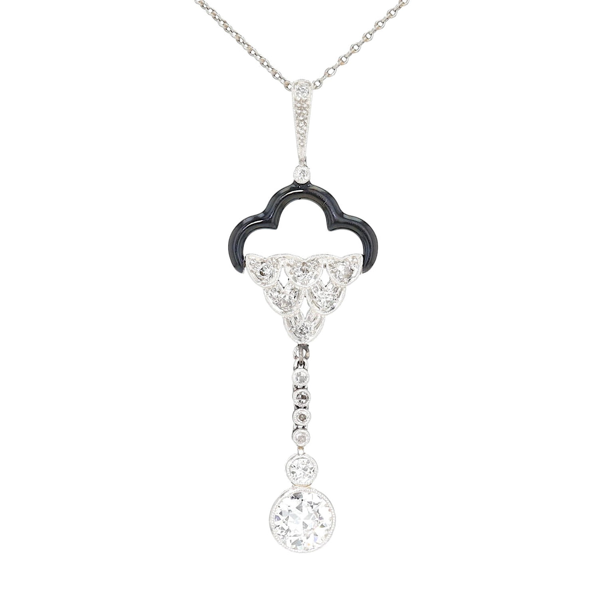 Belle Époque Kette und Anhänger in Platin mit ca. 0,90 ct Diamanten und schwarzer Emaille, hängend frontal