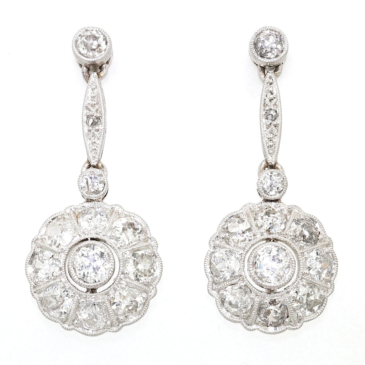 Art Deco Ohrringe in 585/750er Weißgold und Platin mit insgesamt ca. 1,8 ct Diamanten, hängend frontal