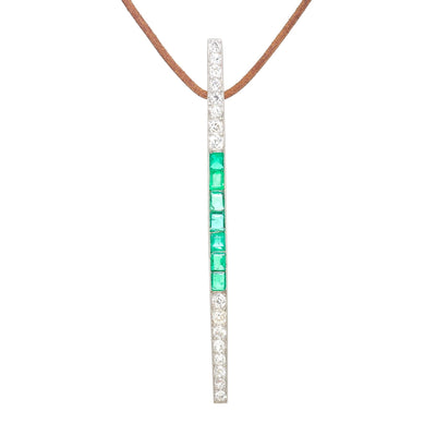 Art Deco Anhänger(ehemals Brosche) aus 750er Gelbgold/Platin mit Smaragden und Diamanten, hängend frontal