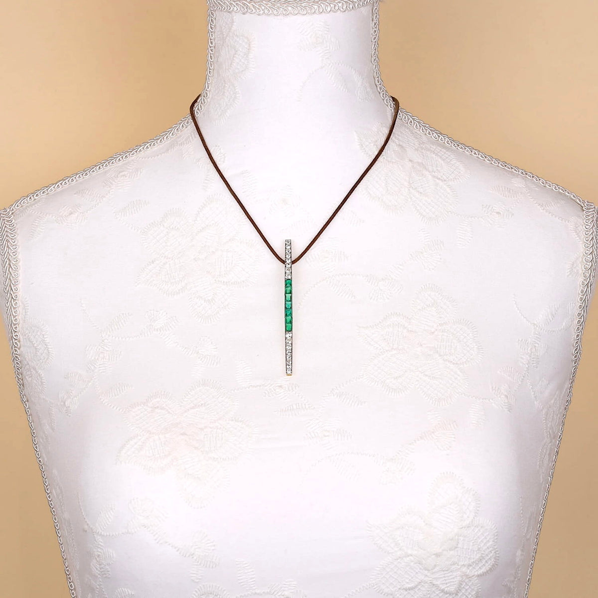 Art Deco Anhänger(ehemals Brosche) aus 750er Gelbgold/Platin mit Smaragden und Diamanten, an der Büste