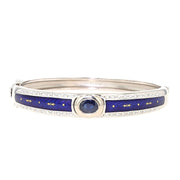 Armreif Fabergé by Victor Mayer 89/100 in 750er Weißgold mit blauer Emaille, Brillanten und einem blauen Saphir, liegend frontal von vorne