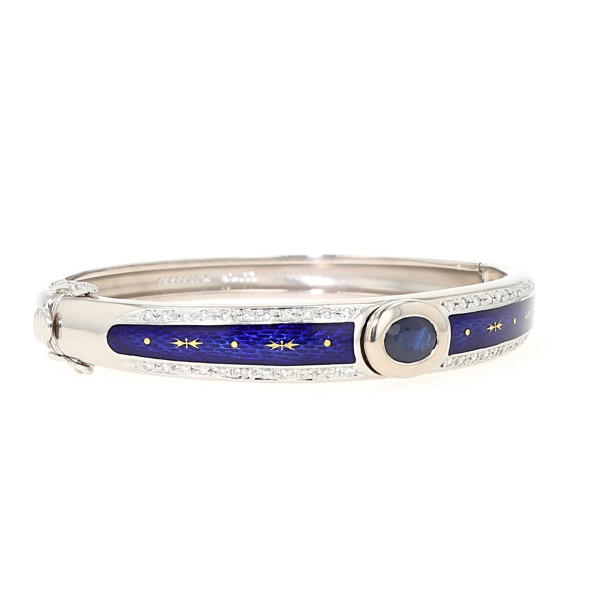 Armreif Fabergé by Victor Mayer 89/100 in 750er Weißgold mit blauer Emaille, Brillanten und einem blauen Saphir, liegend rechts gedreht