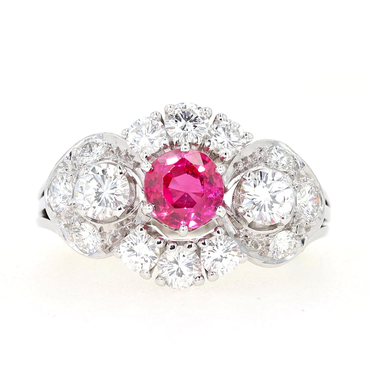 Ring in 750er Weißgold mit einem Rubin und 1,1 ct Brillanten, liegend frontal