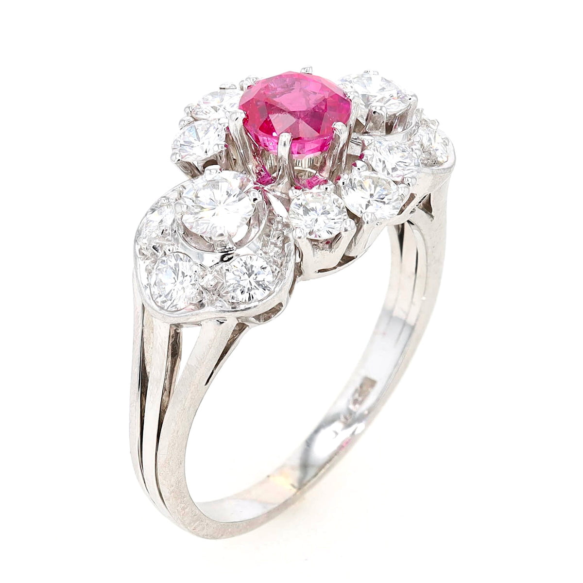 Ring in 750er Weißgold mit einem Rubin und 1,1 ct Brillanten, stehend