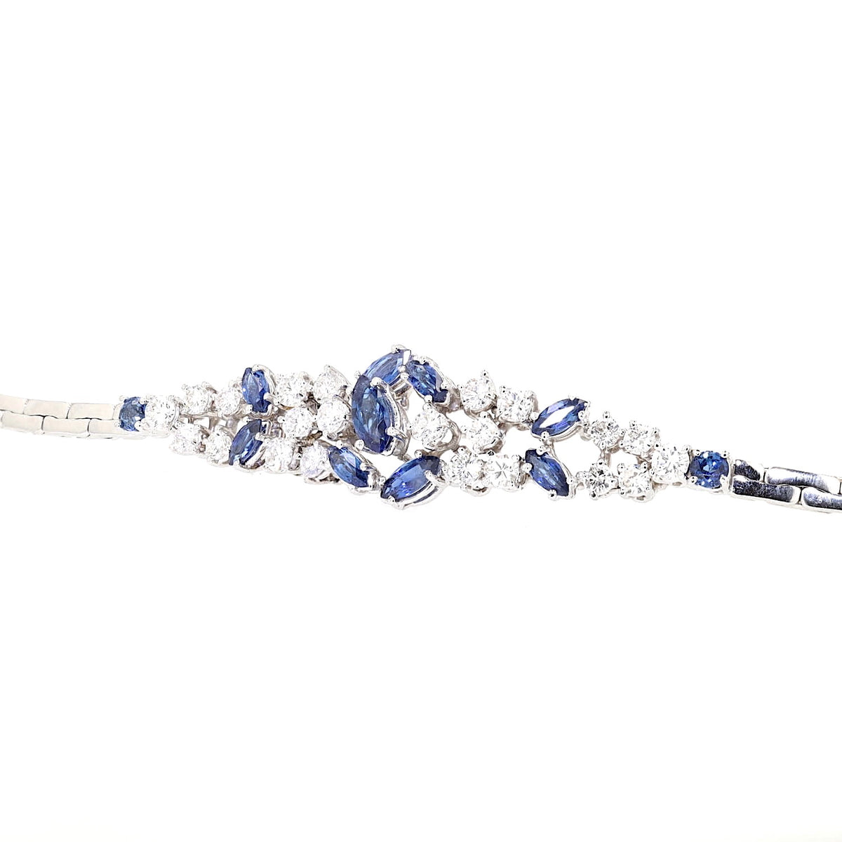 Exklusives Vintage Armband um 1970 in 750er Weißgold mit blauen Saphiren und ca. 2,0 ct Brillanten, Ausschnitt Mittelteil leicht links gedreht