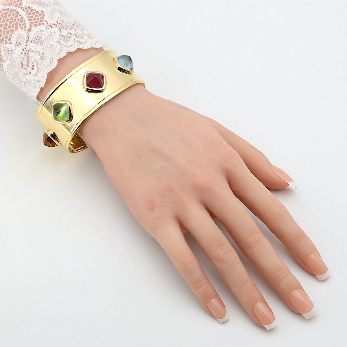 Designer-Armreif aus 750er Gelbgold mit Amethyst, Aquamarin,  Rubellit, grünem Turmalin und Citrin, an einem künstlichen Arm