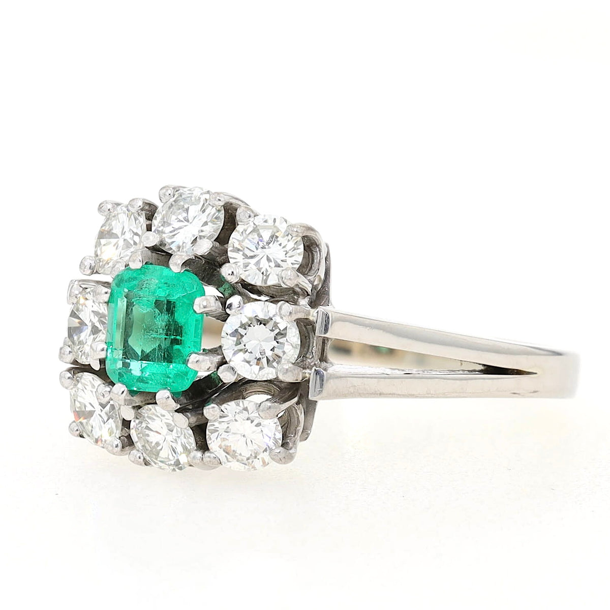 RIng in 750er Weißgold mit einem Smaragd und Brillanten gesamt ca. 0,90 ct, liegend links gedreht