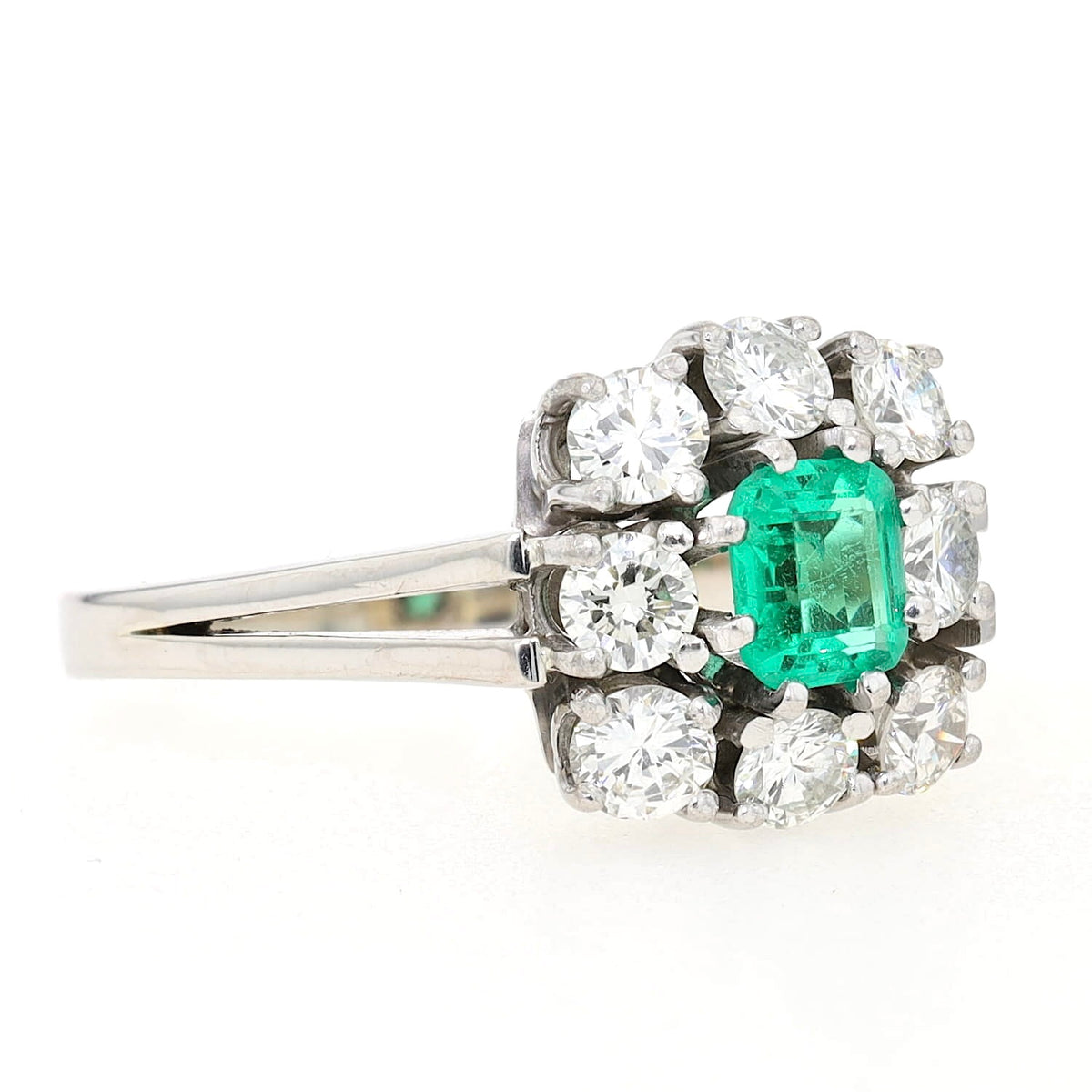 RIng in 750er Weißgold mit einem Smaragd und Brillanten gesamt ca. 0,90 ct, liegend rechts gedreht