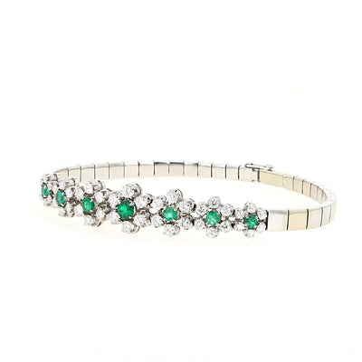 Armband in 750er Weißgold mit Diamanten, Brillanten und Smaragden, liegend geschlossen frontal von vorne leicht links gedreht