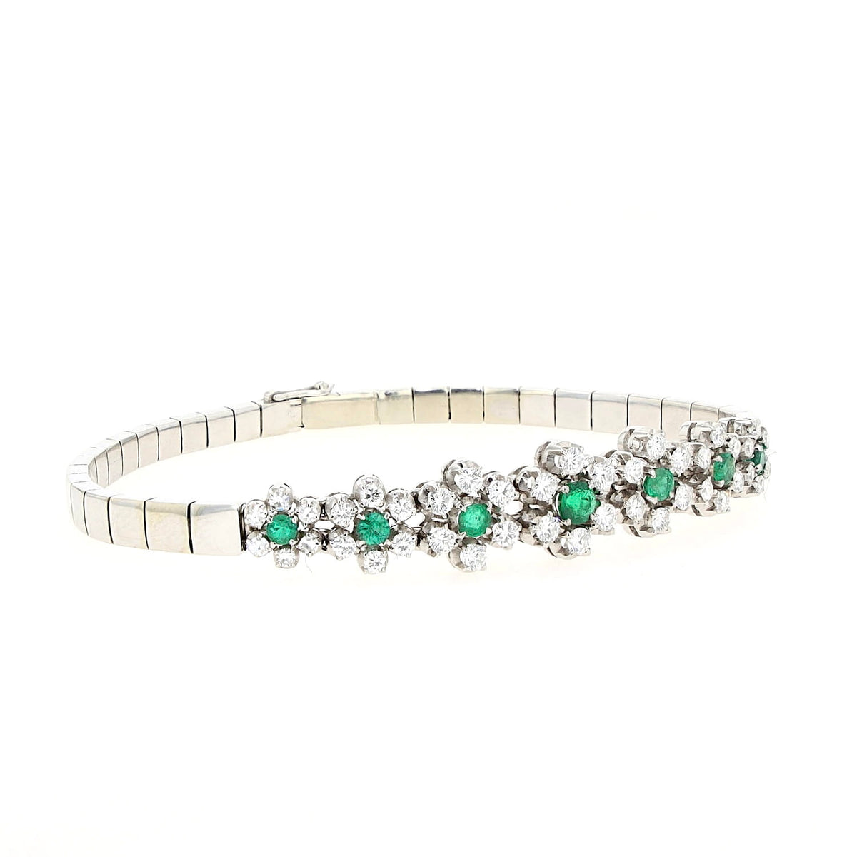 Armband in 750er Weißgold mit Diamanten, Brillanten und Smaragden, liegend geschlossen frontal von vorne leicht rechts gedreht