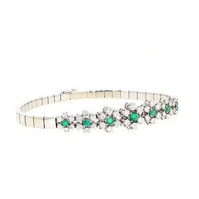 Armband in 750er Weißgold mit Diamanten, Brillanten und Smaragden, liegend geschlossen frontal von vorne leicht rechts gedreht