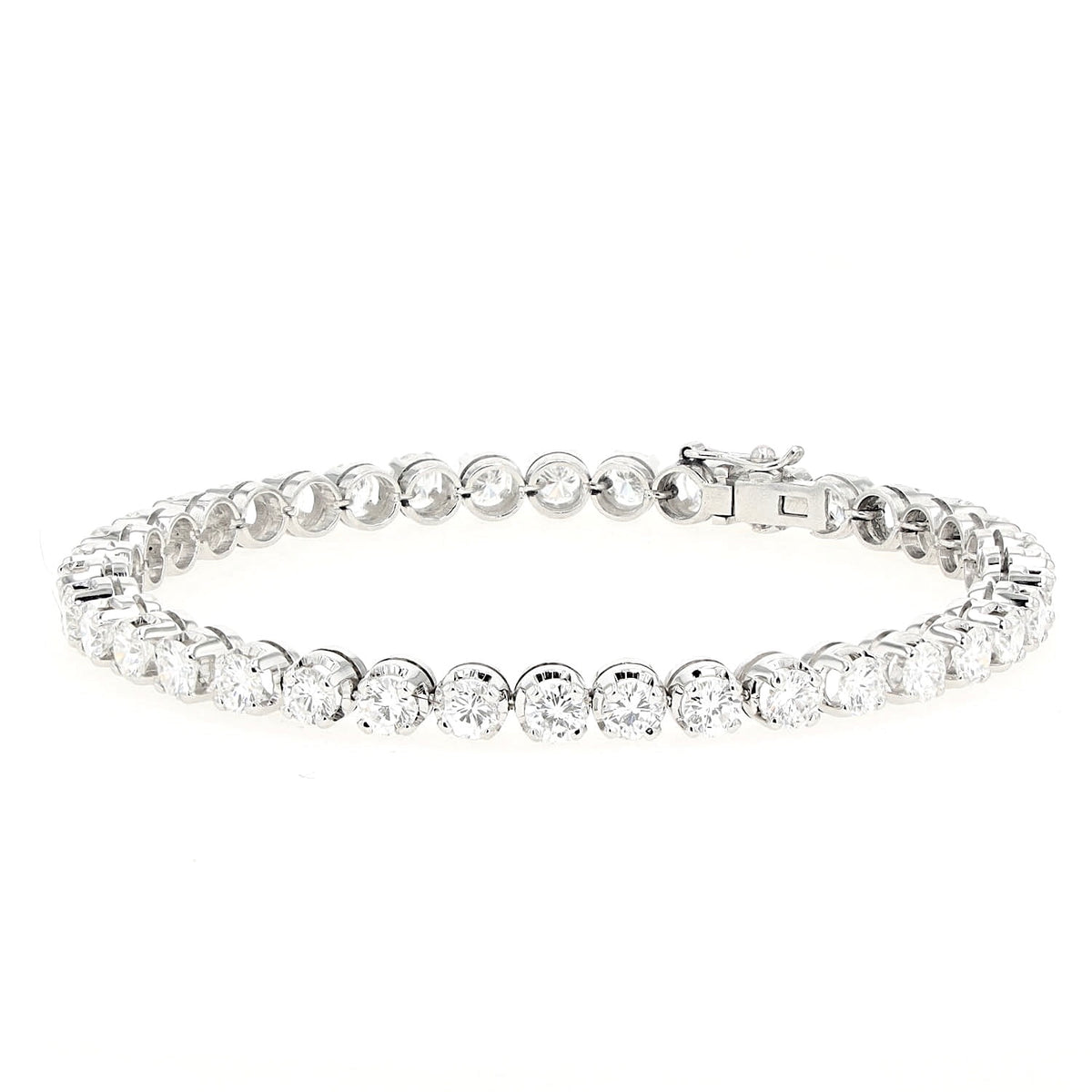 Luxuriöses Tennisarmband in 750er Weißgold mit insgesamt ca. 7,5 ct Brillanten, geschlossen frontal leicht links gedreht