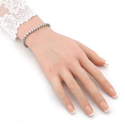 Luxuriöses Tennisarmband in 750er Weißgold mit insgesamt ca. 7,5 ct Brillanten, an einem künstlichen Handgelenk