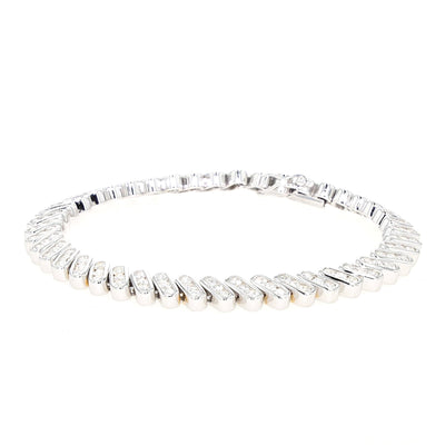 Tennisarmband in 585er Weißgold mit ca. 2,5 ct Brillanten, liegend geschlossen leicht links gedreht mit leichter Draufsicht
