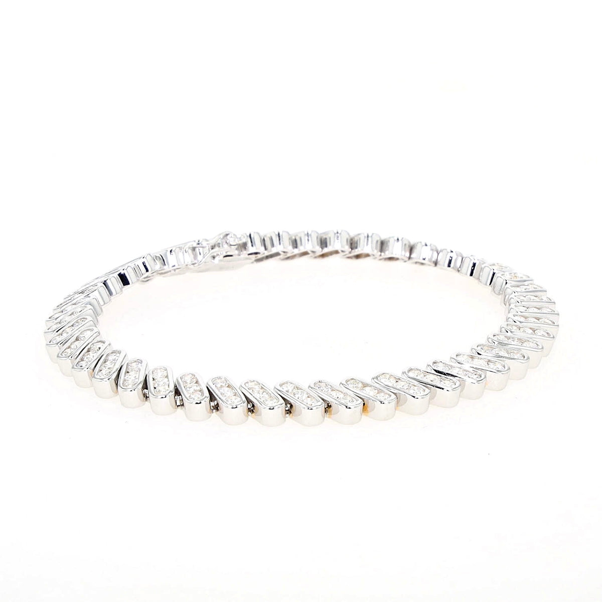 Tennisarmband in 585er Weißgold mit ca. 2,5 ct Brillanten, liegend geschlossen leicht rechts gedreht mit leichter Draufsicht