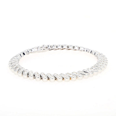 Tennisarmband in 585er Weißgold mit ca. 2,5 ct Brillanten, liegend geschlossen leicht rechts gedreht mit leichter Draufsicht