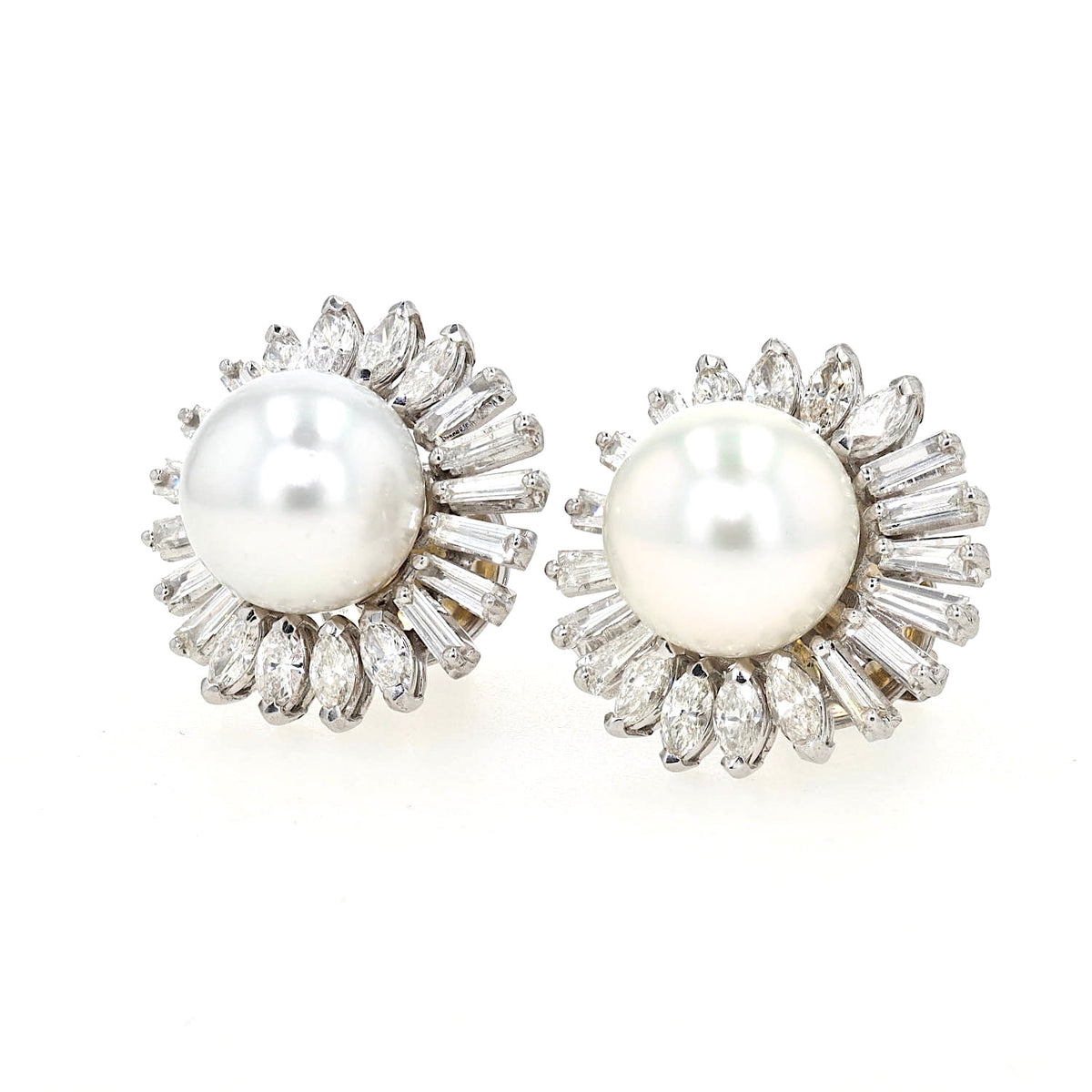 Paar exclusive Ohrstecker in 750er Weißgold mit je einer Südsee-Zuchtperle und insgesamt ca. 2,9 ct Diamanten, liegend links gedreht