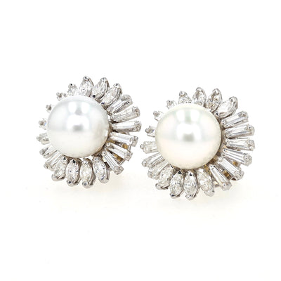 Paar exclusive Ohrstecker in 750er Weißgold mit je einer Südsee-Zuchtperle und insgesamt ca. 2,9 ct Diamanten, liegend links gedreht