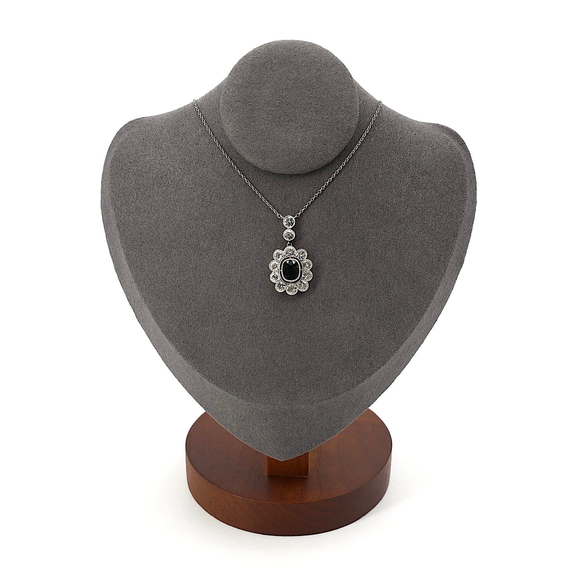 Art Déco Kette aus Platin und 585er Gelbgold mit einem blauen Saphir ca. 1,4 ct und Diamanten mit ca. 2,0 ct, an einer dunklen Büste