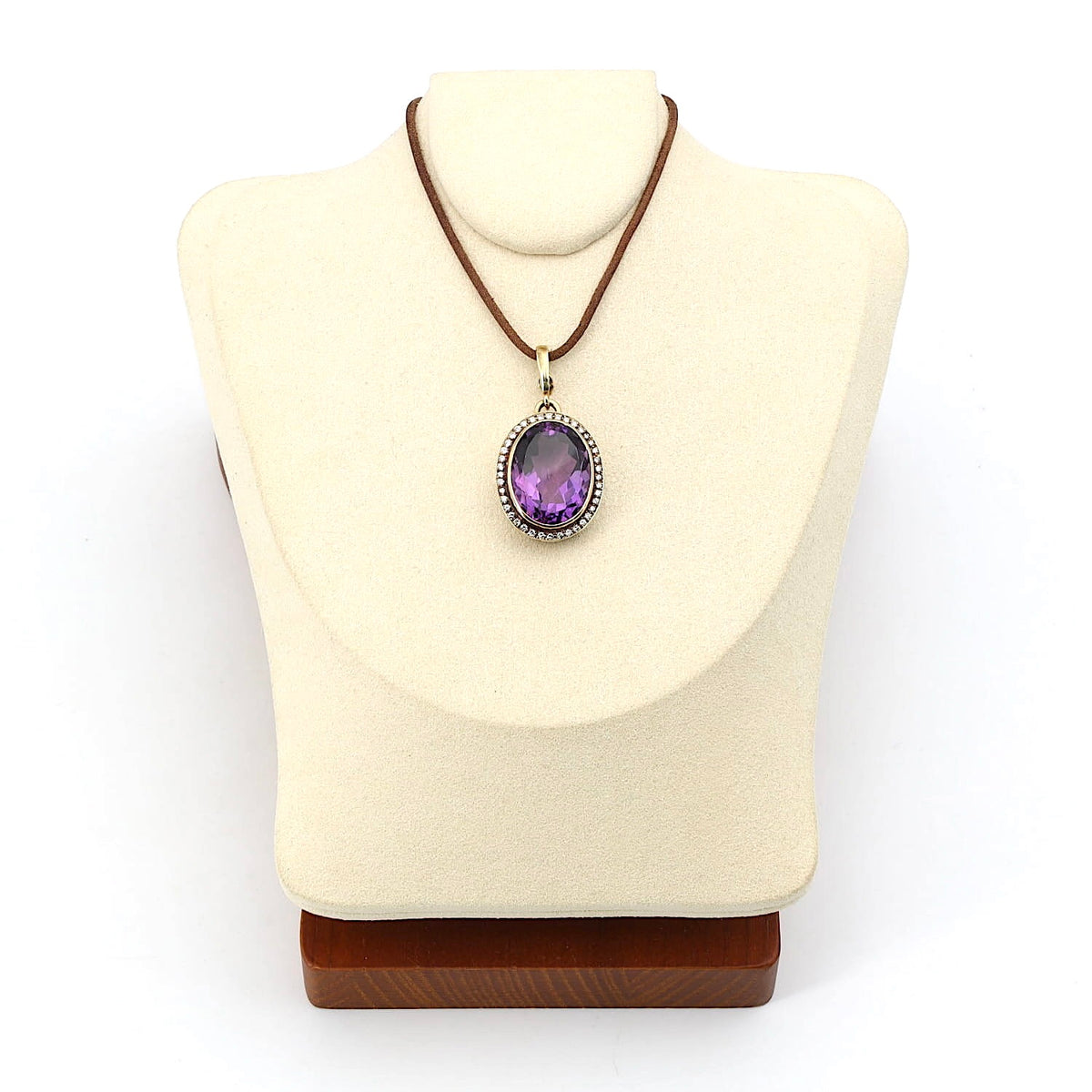 Vintage Anhänger in 585er Gelbgold mit einem großen Amethyst und Brillanten, an einer hellen Büste