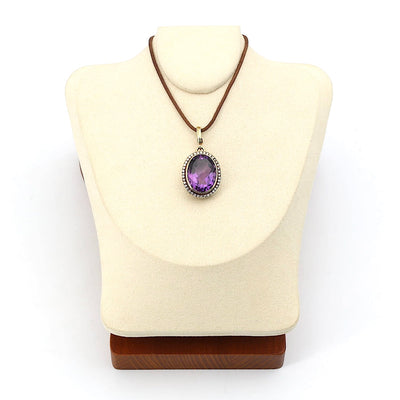 Vintage Anhänger in 585er Gelbgold mit einem großen Amethyst und Brillanten, an einer hellen Büste