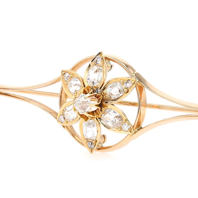 Belle Époque Brosche in 585er Rotgold mit insgesamt ca. 1,77 ct Diamanten, liegend links gedreht. Nahaufnahme Mittelstück