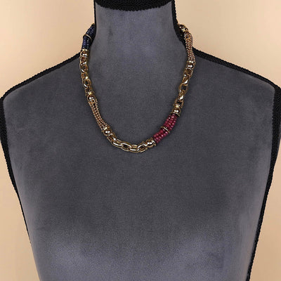 Exclusive italienische  Kette in 750er Gelbgold mit Rubinen und blauen Saphiren an einer dunklen großen Büste