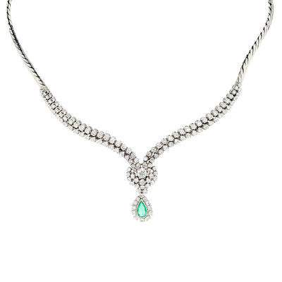 Juwelen-Collier in 750er Weißgold mit ca. 7,0 ct Brillanten und einem Smaragd, hängend frontal