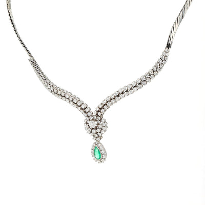 Juwelen-Collier in 750er Weißgold mit ca. 7,0 ct Brillanten und einem Smaragd, hängend links gedreht