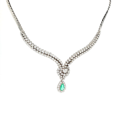 Juwelen-Collier in 750er Weißgold mit ca. 7,0 ct Brillanten und einem Smaragd, hängend rechts gedreht