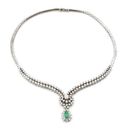 Juwelen-Collier in 750er Weißgold mit ca. 7,0 ct Brillanten und einem Smaragd, liegend geschlossen
