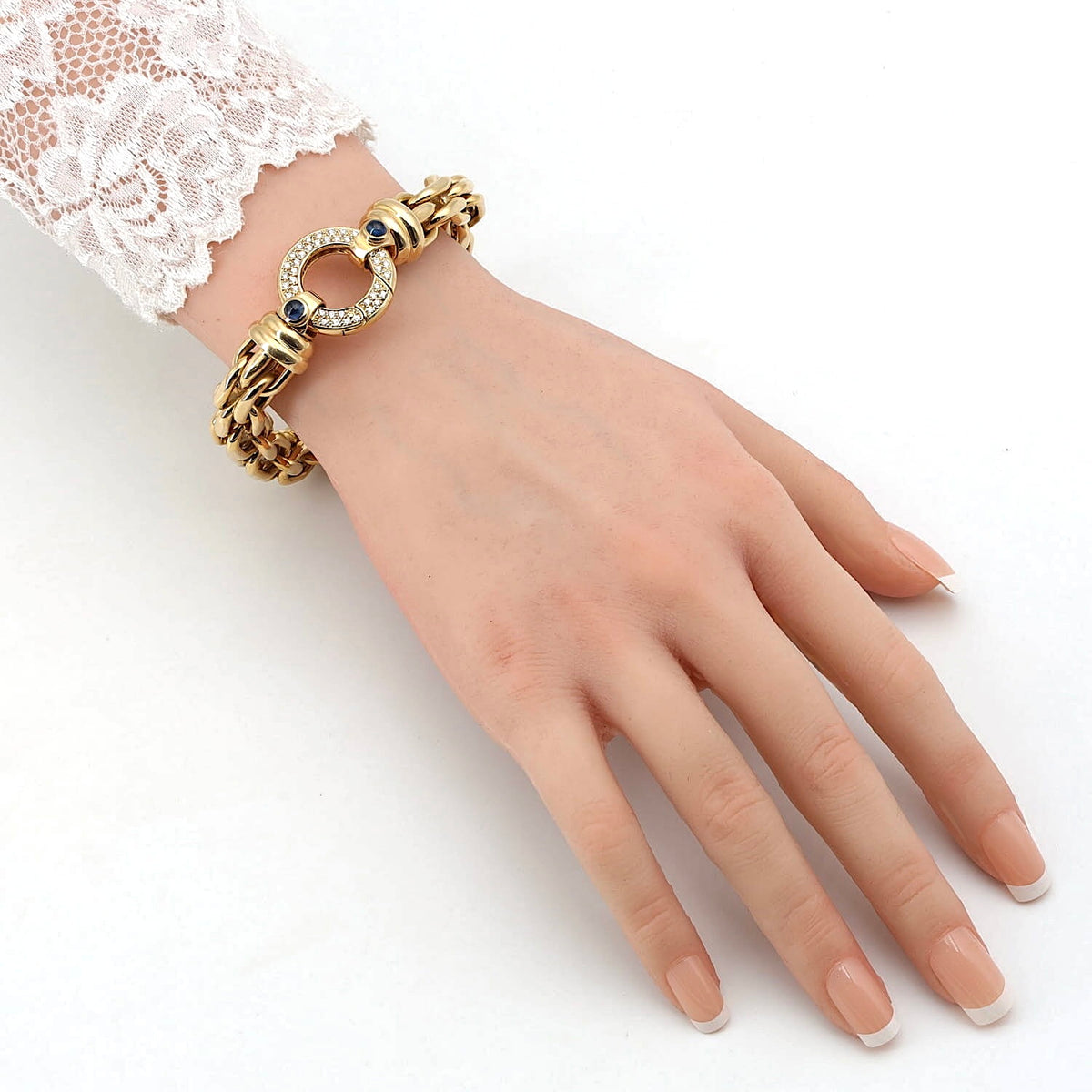 Peter Fischer - großes Gliederarmband von in 585er Gelbgold mit Brillanten und blauen Saphir-Cabochons, an einem künstlichen Arm
